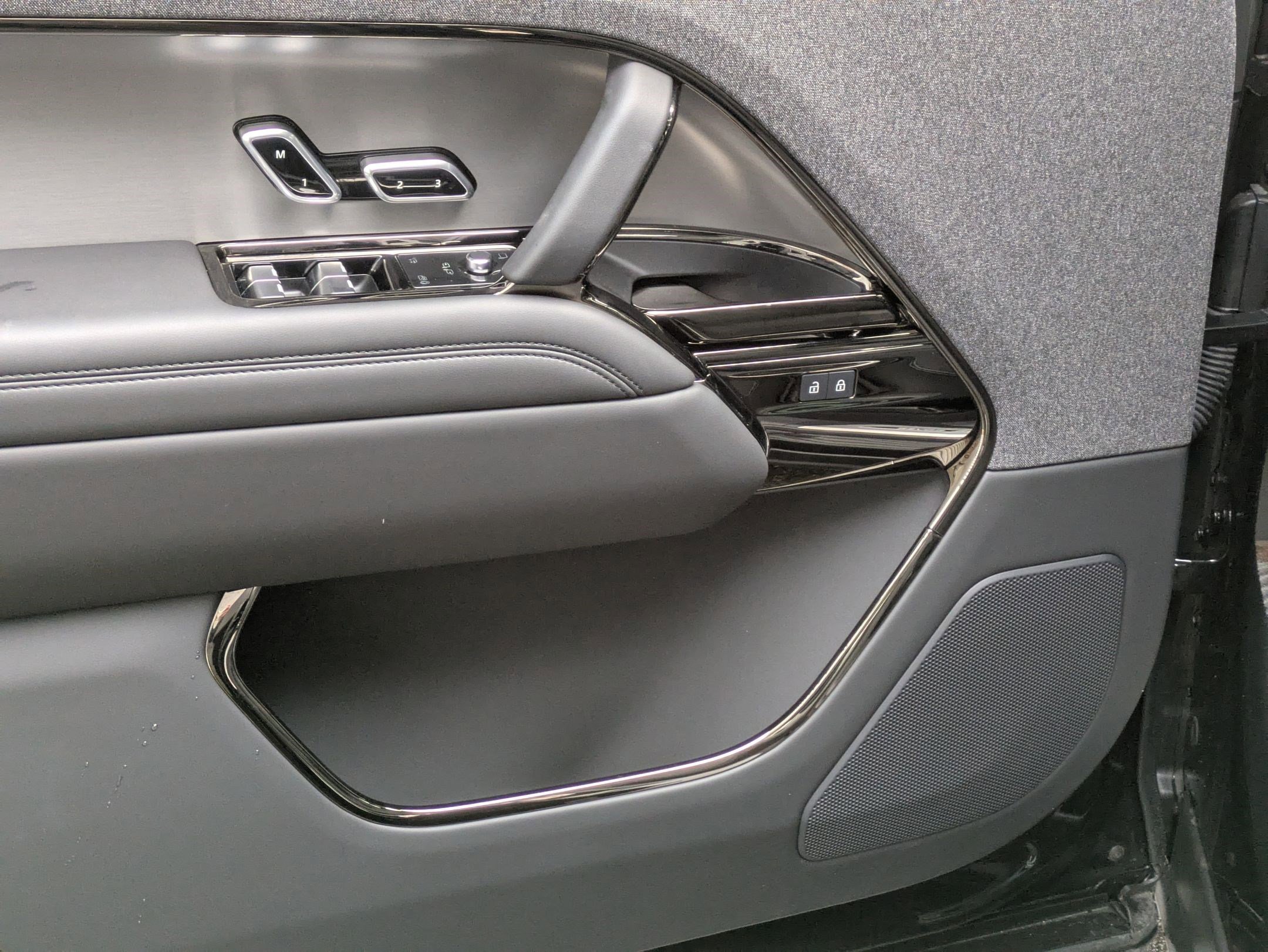 Used 2025 Land Rover Range Rover Sport image 15