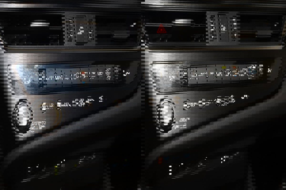 Used 2025 Lexus ES 300h F Sport w/ Accessory Package (Z1) image 30