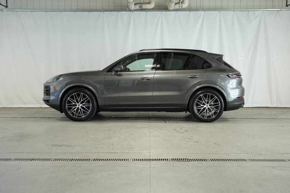 Certified 2025 Porsche Cayenne image 2
