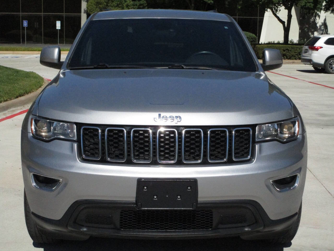 Used 2017 Jeep Grand Cherokee Laredo RWD image 5