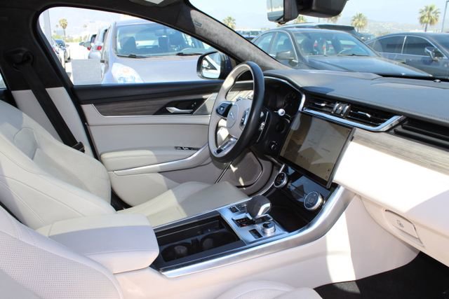 Used 2022 Jaguar XF SE image 5