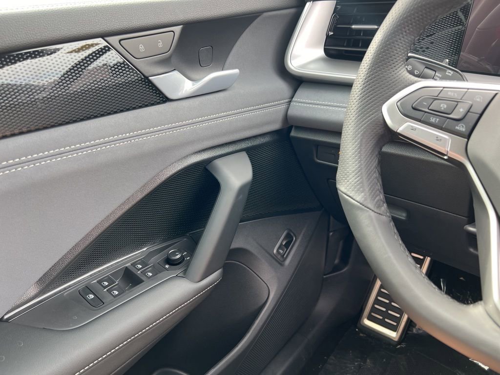 New 2026 Volkswagen Tiguan SE R-Line image 18