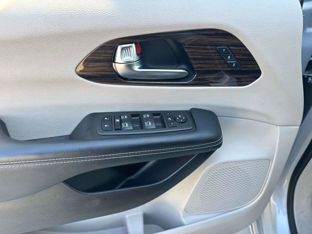 Used 2023 Chrysler Pacifica Limited image 28