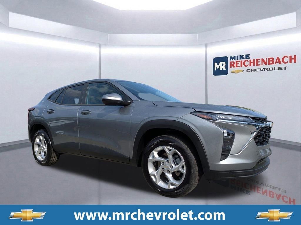 Used 2025 Chevrolet Trax LS w/ LS Convenience Package image 1