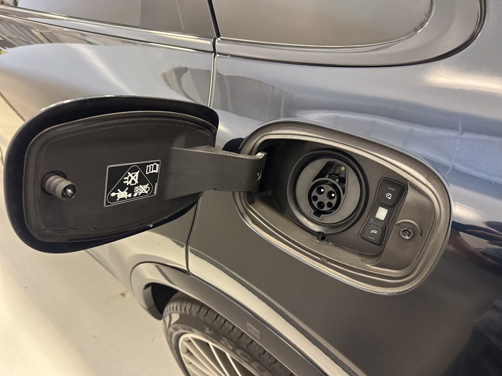 Certified 2023 Porsche Cayenne Platinum Edition image 45
