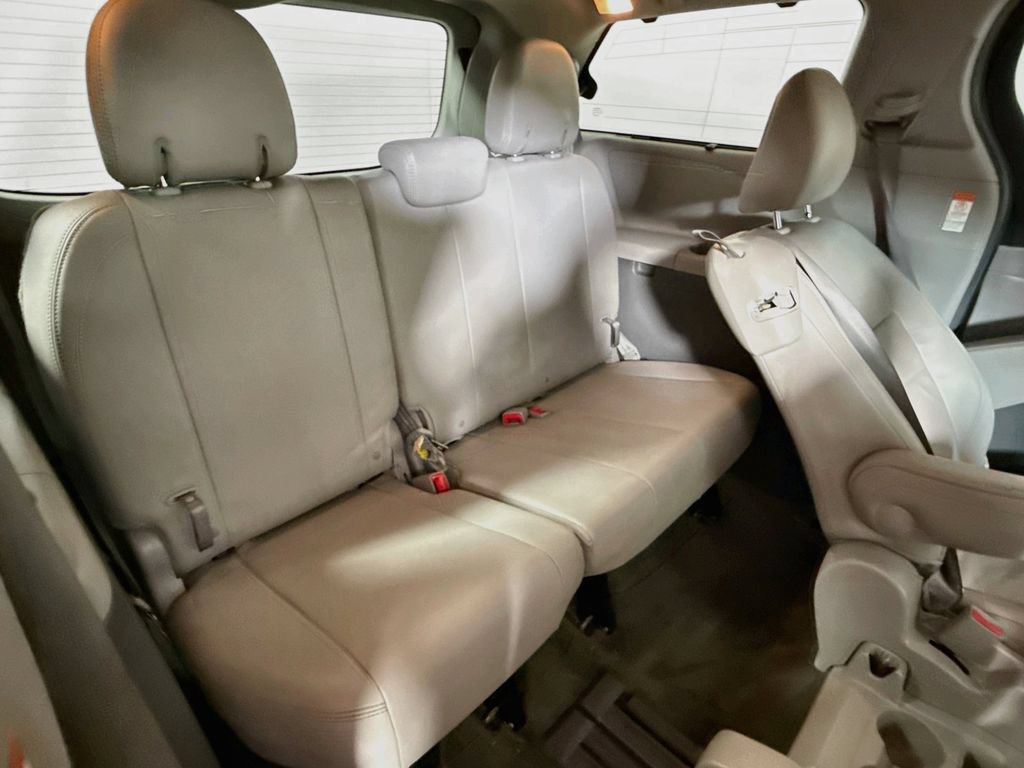 Used 2015 Toyota Sienna XLE Premium FWD image 24