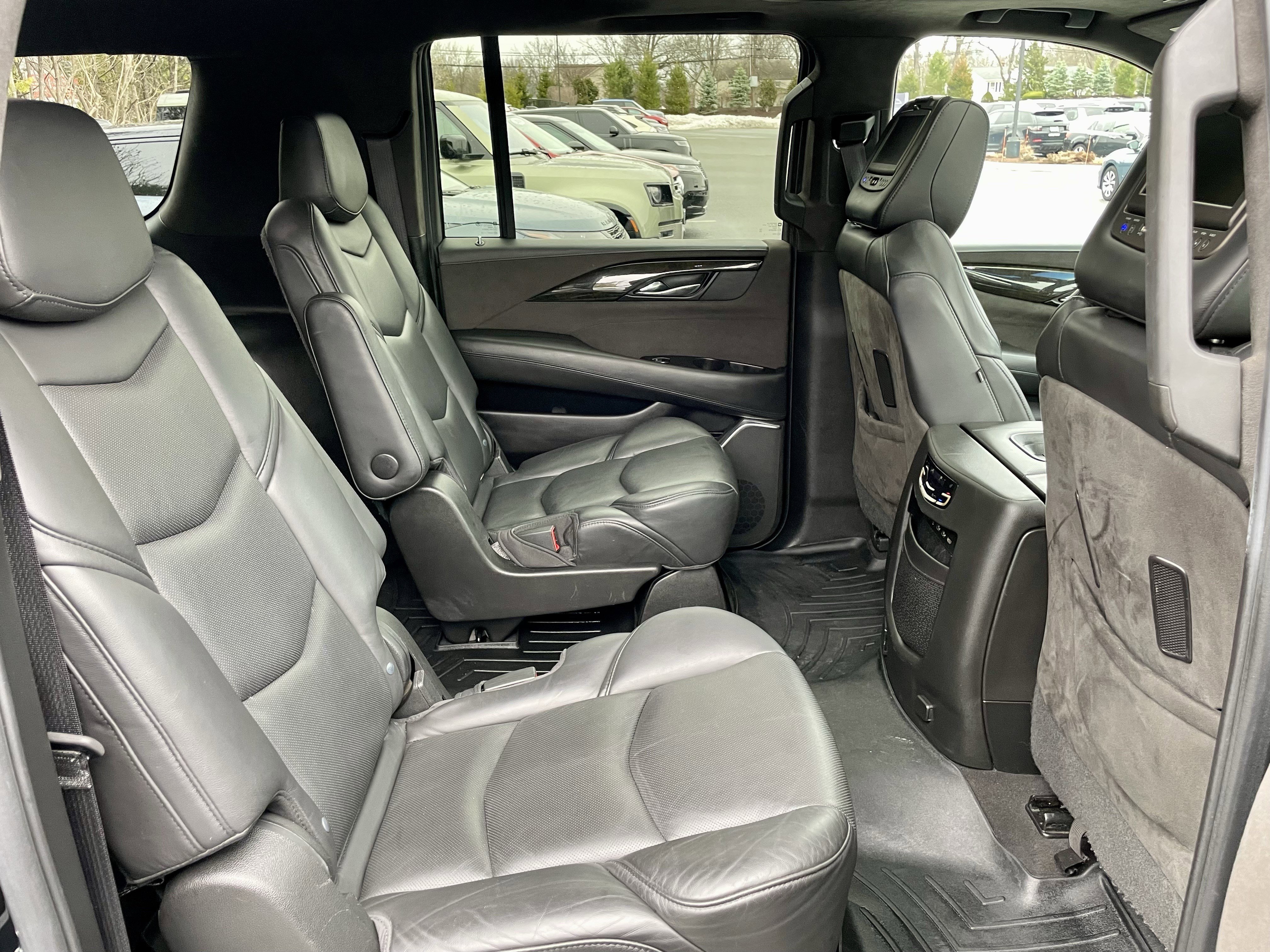 Used 2019 Cadillac Escalade ESV Platinum w/ Escalade Sport Edition image 31