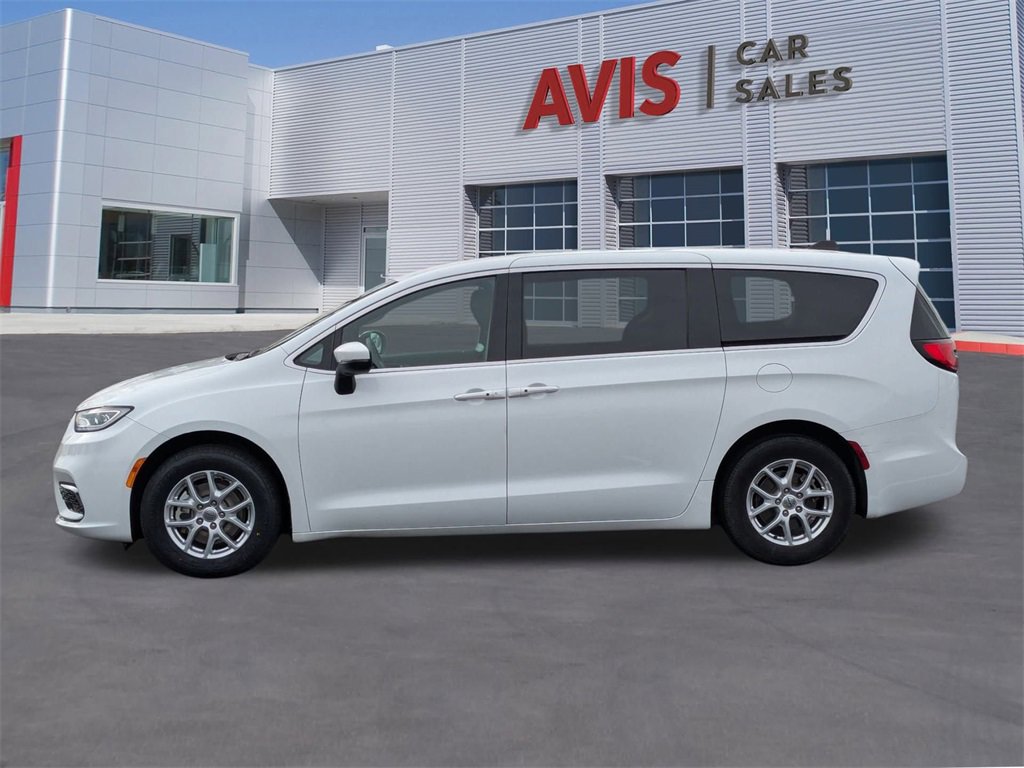 Used 2023 Chrysler Pacifica Touring image 2
