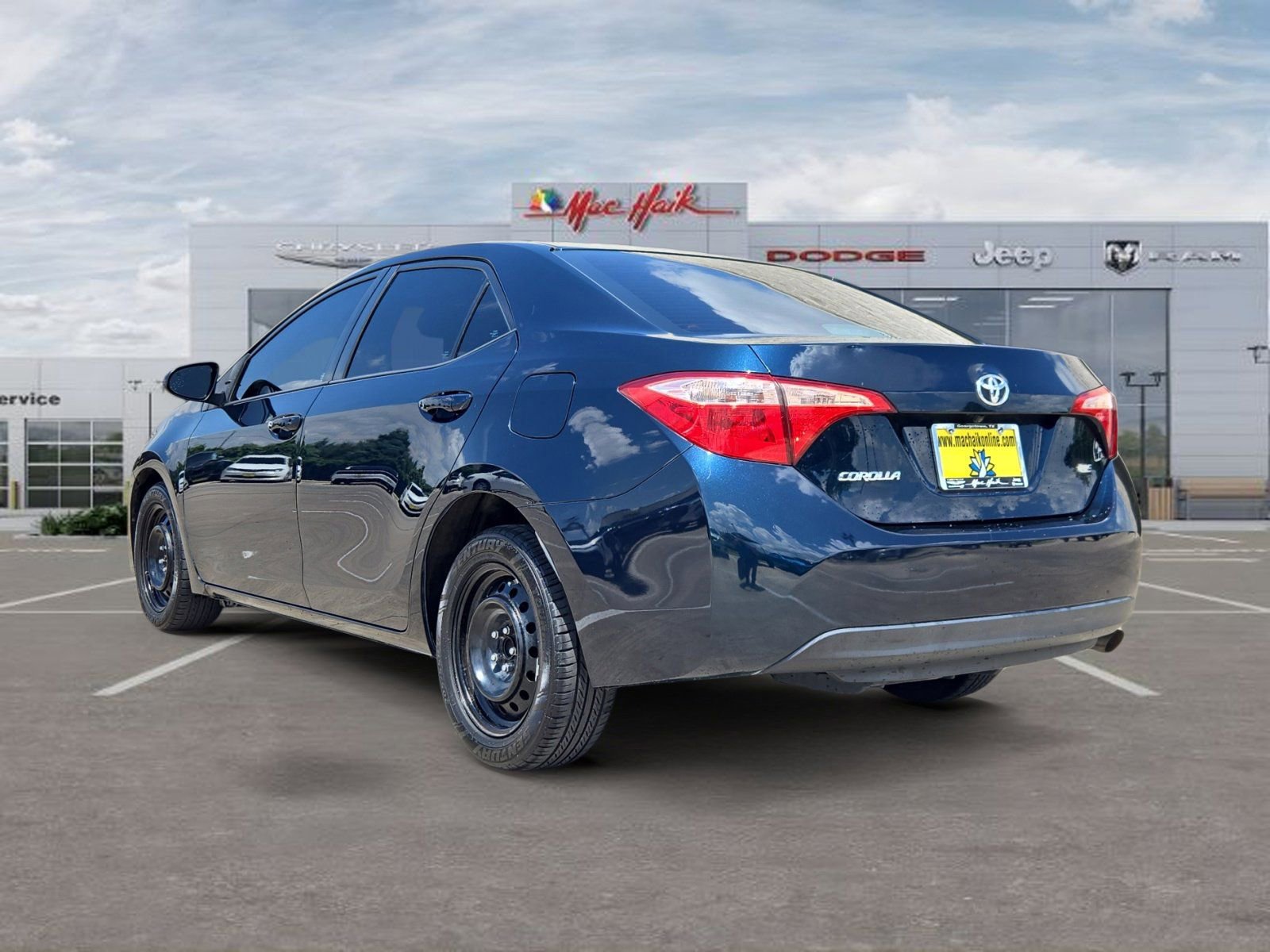 Used 2018 Toyota Corolla LE FWD image 3