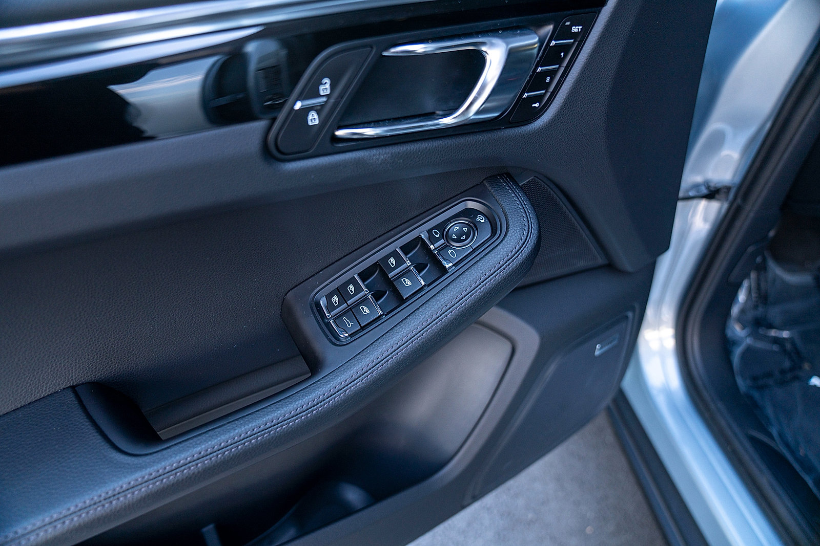 Certified 2025 Porsche Macan image 18