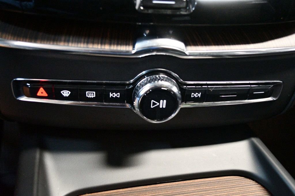 Used 2022 Volvo XC60 B5 Momentum w/ Protection Package Premier image 56