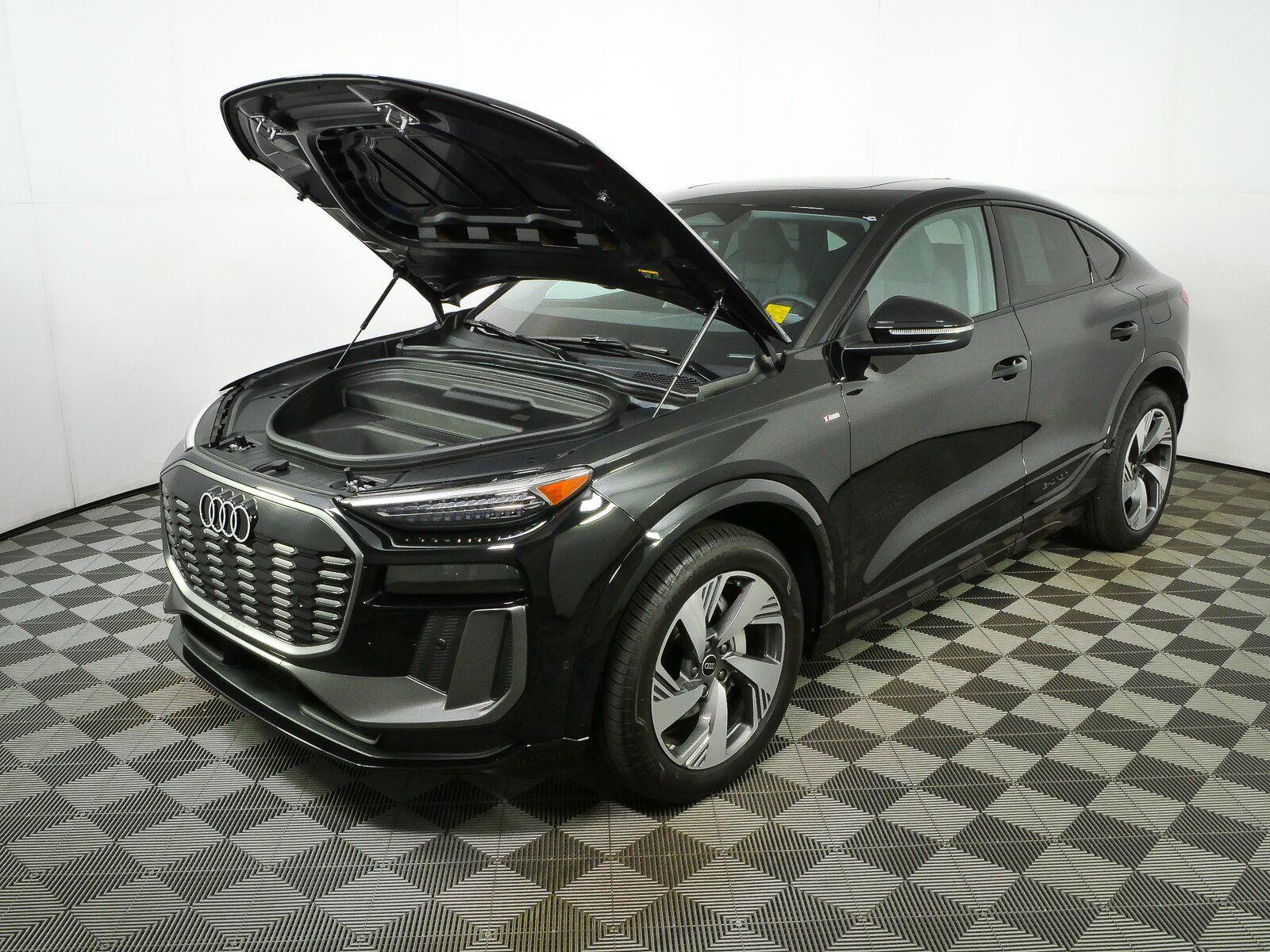 Used 2025 Audi Q6 e-tron Prestige w/ Black Warm Weather Package AWD/4WD image 30