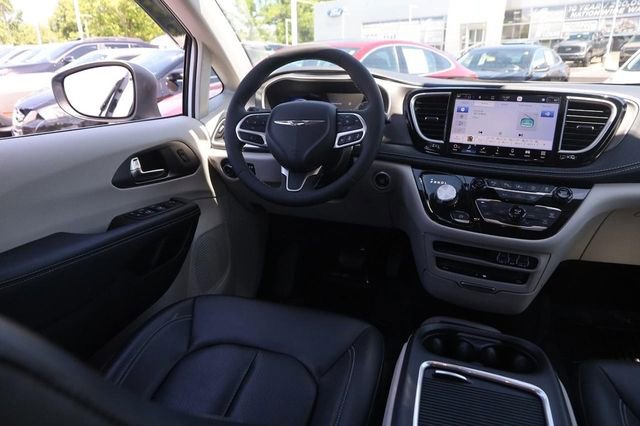 Used 2023 Chrysler Pacifica Touring-L w/ Uconnect Theater Family Group AWD/4WD image 24