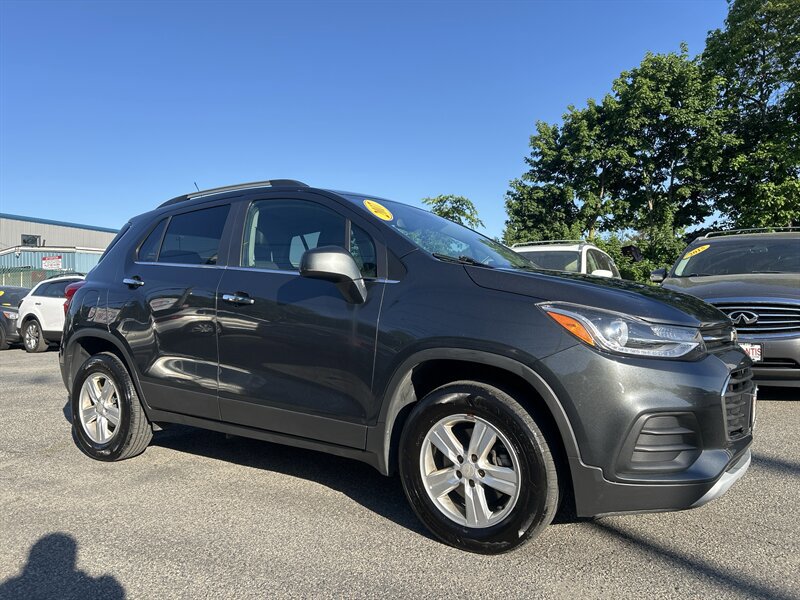 Used 2017 Chevrolet Trax LT w/ LT Convenience Package AWD/4WD image 3