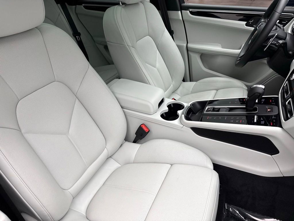 Certified 2025 Porsche Macan image 33