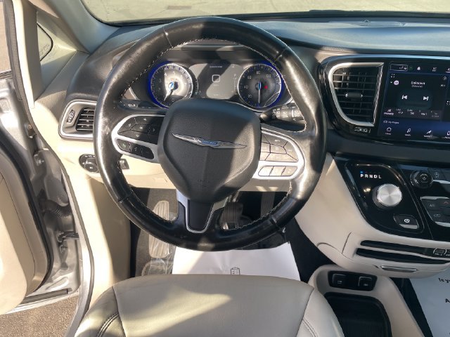 Used 2021 Chrysler Pacifica Touring-L FWD image 23