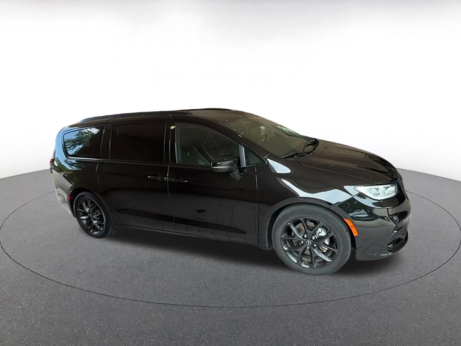 Used 2025 Chrysler Pacifica Limited FWD image 2