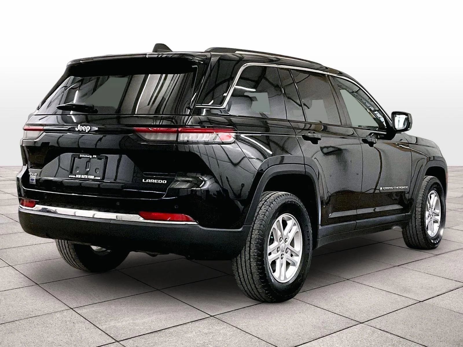 Used 2023 Jeep Grand Cherokee Laredo image 11