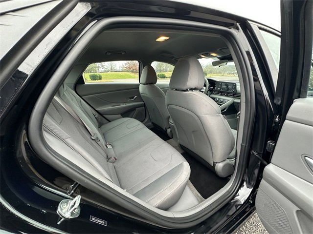 Used 2021 Hyundai Elantra SE image 17