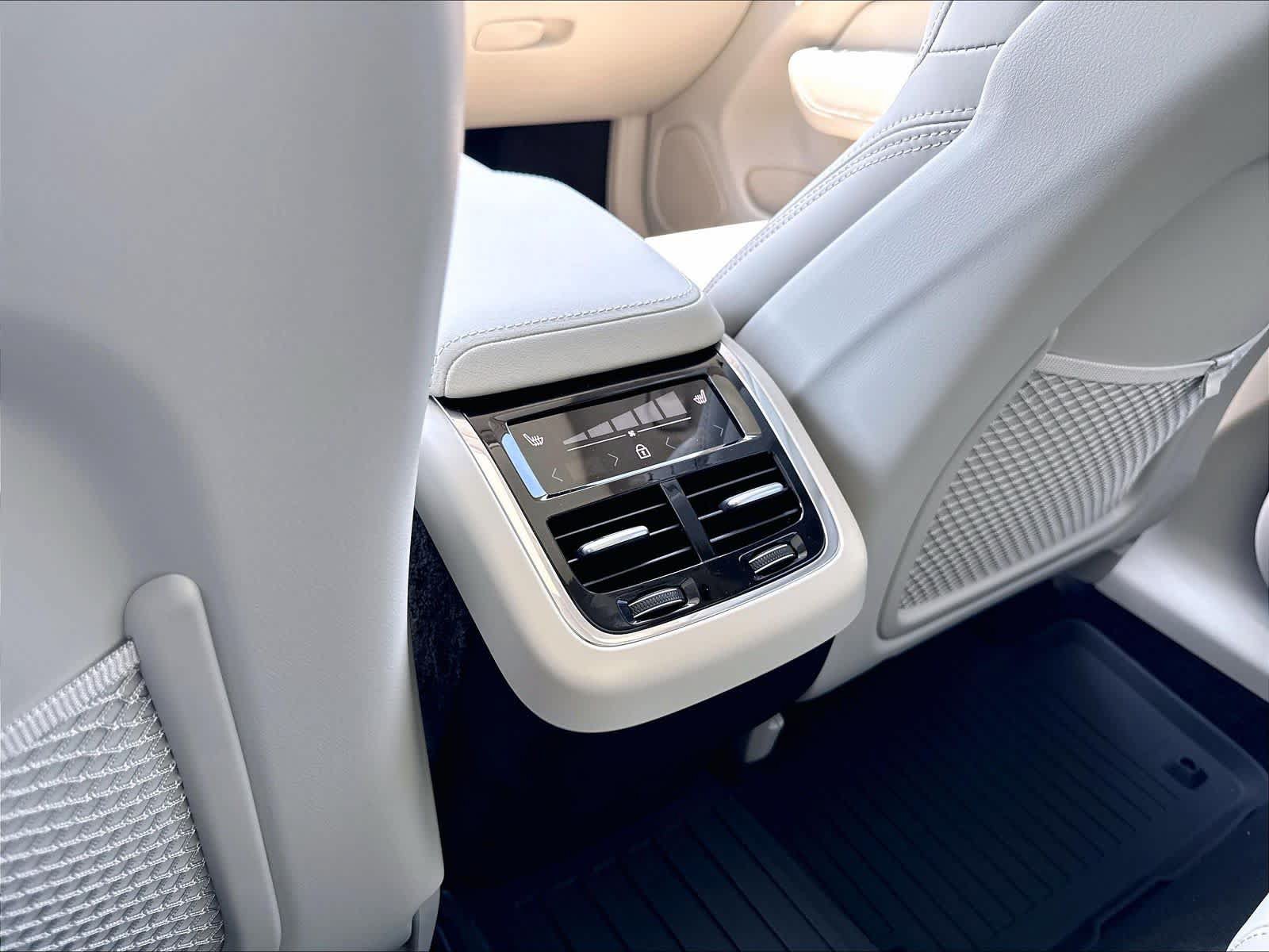 New 2026 Volvo XC60 B5 Ultra w/ Climate Package PRO AWD/4WD image 16