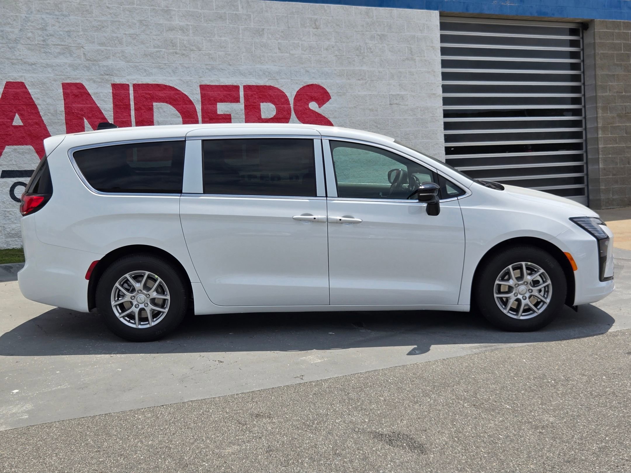 New 2027 Chrysler Pacifica Select FWD image 8
