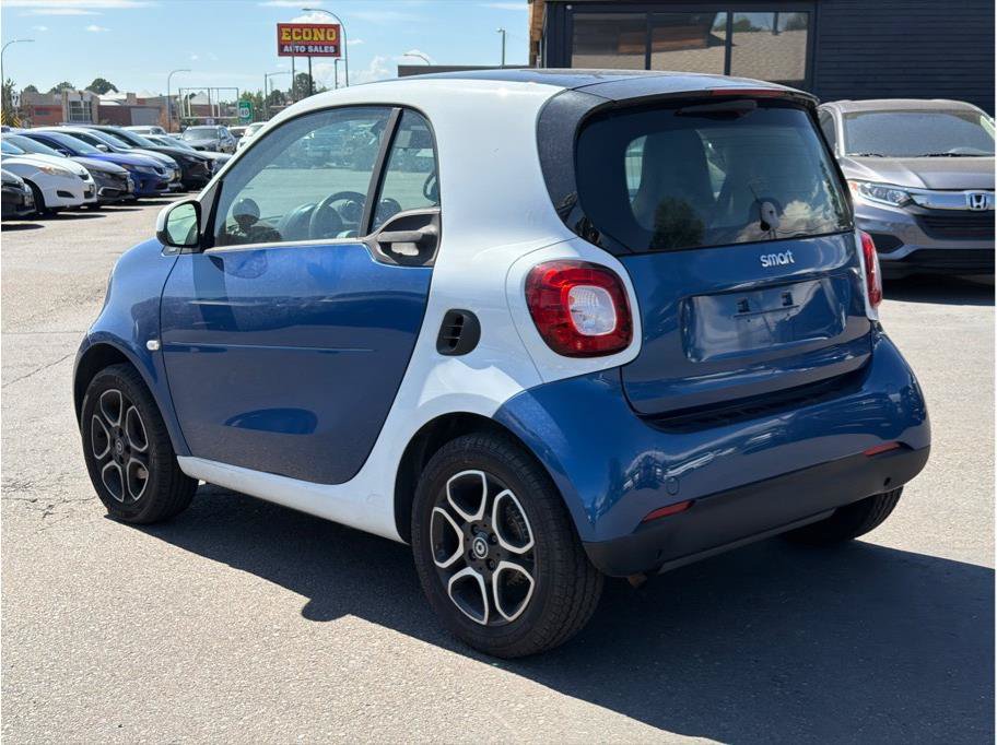Used 2016 smart fortwo Prime RWD image 2