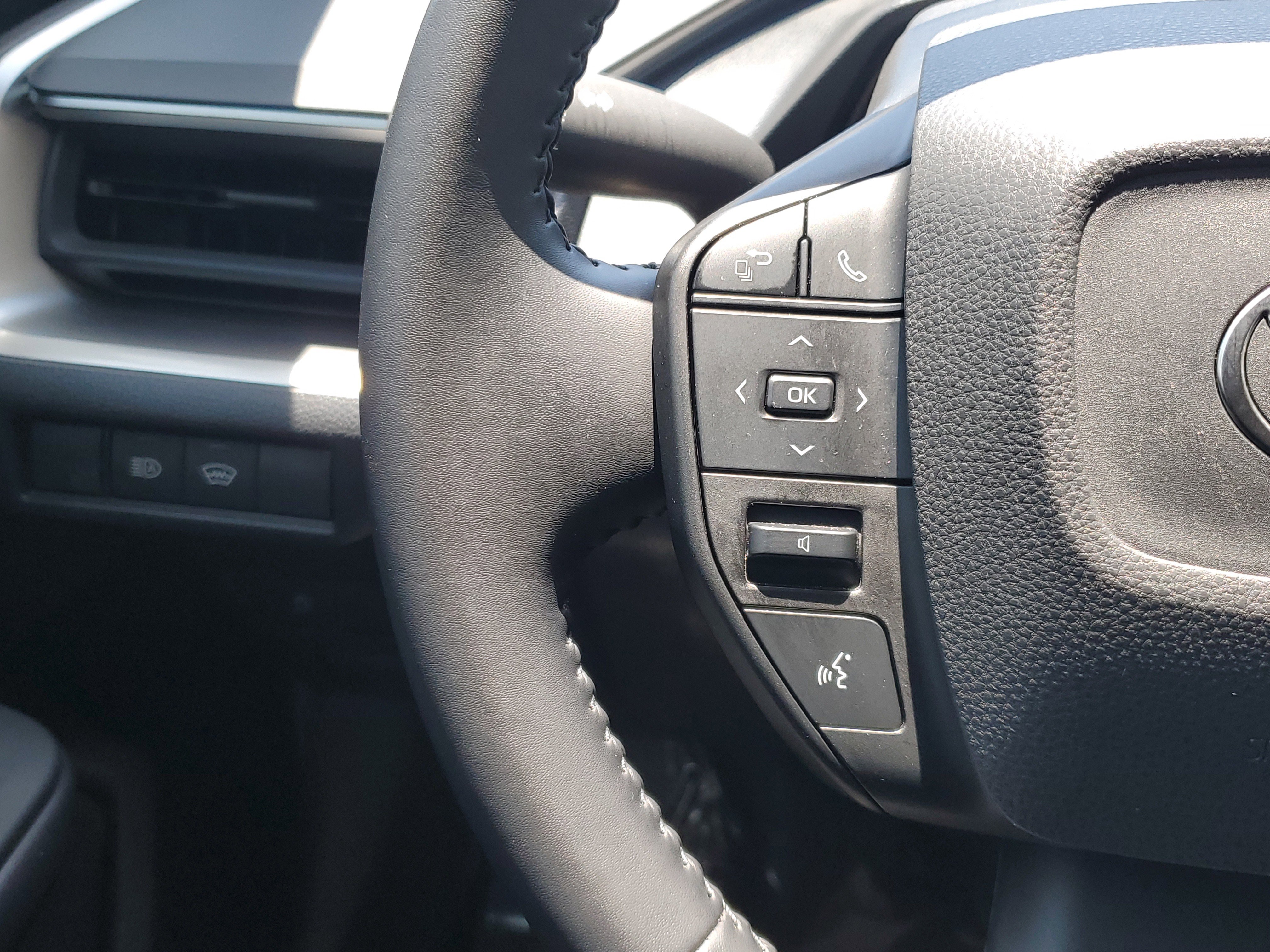 Used 2024 Toyota Prius LE image 18