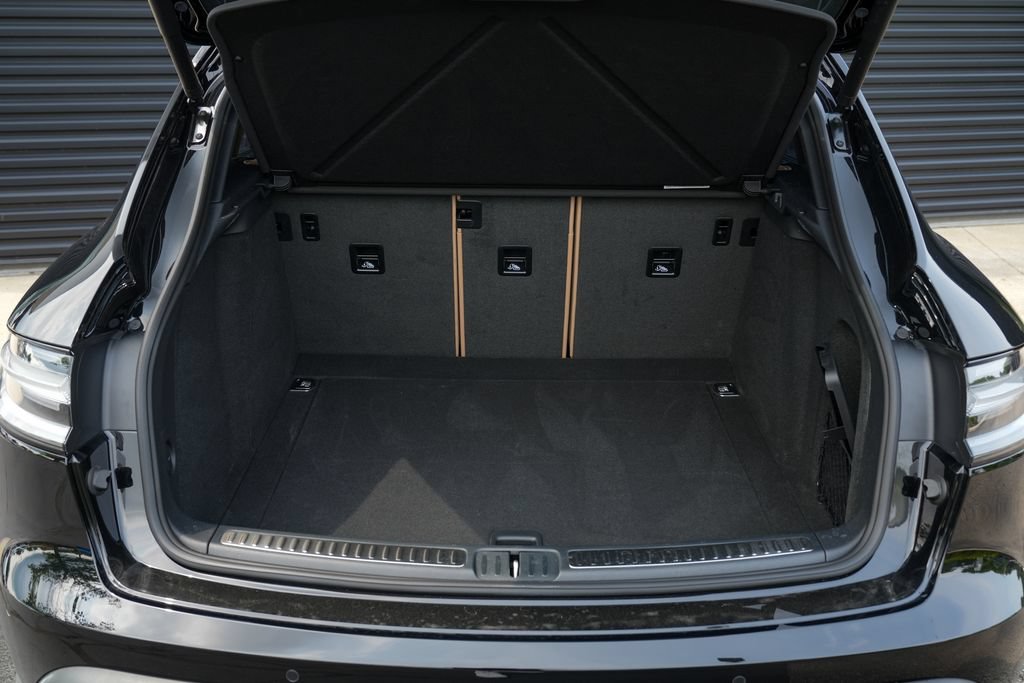 Certified 2026 Porsche Macan AWD/4WD image 17