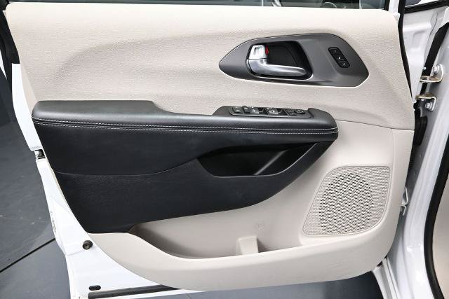 Used 2024 Chrysler Pacifica Touring-L FWD image 18