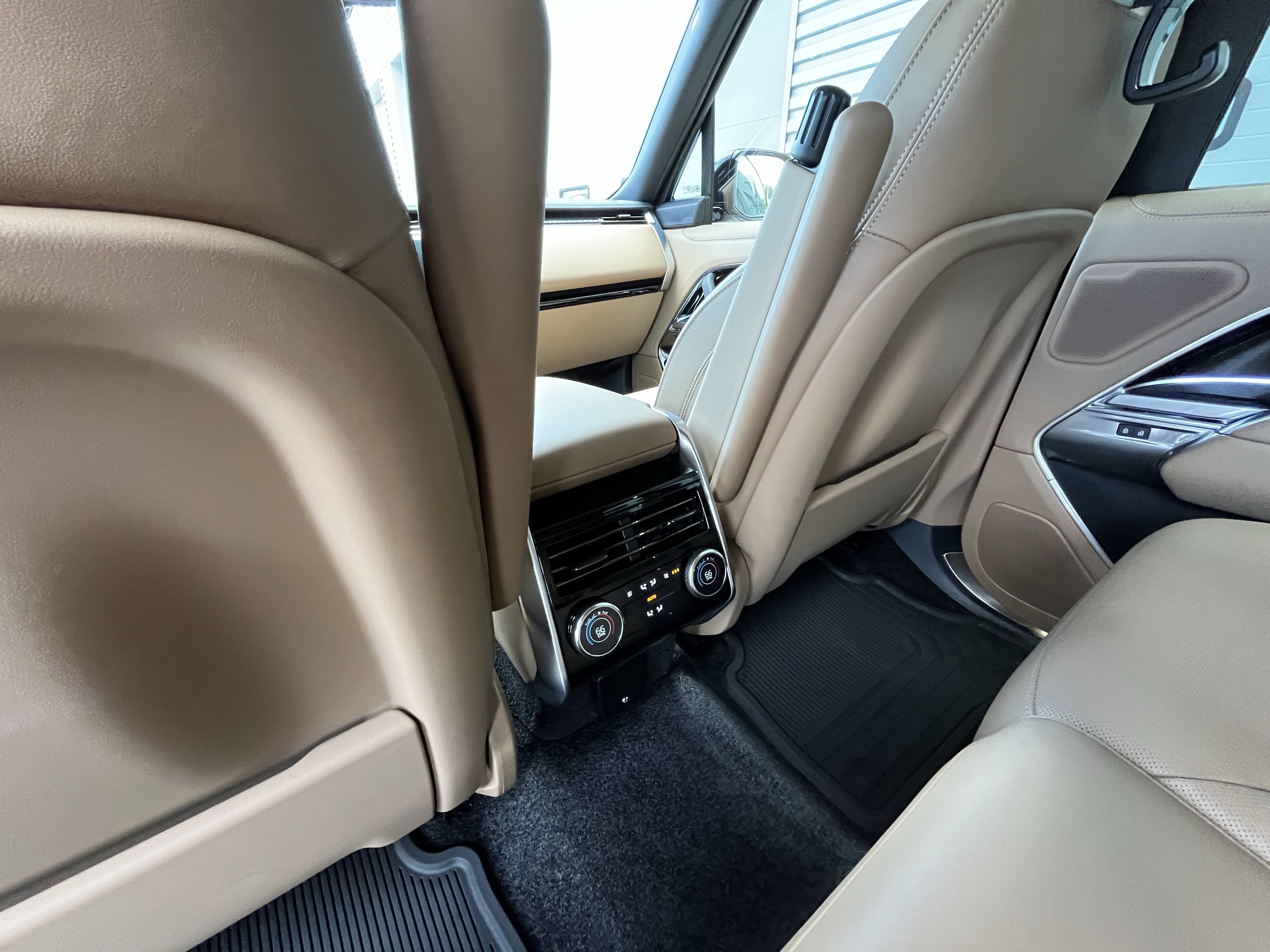 Certified 2026 Land Rover Range Rover SE image 31