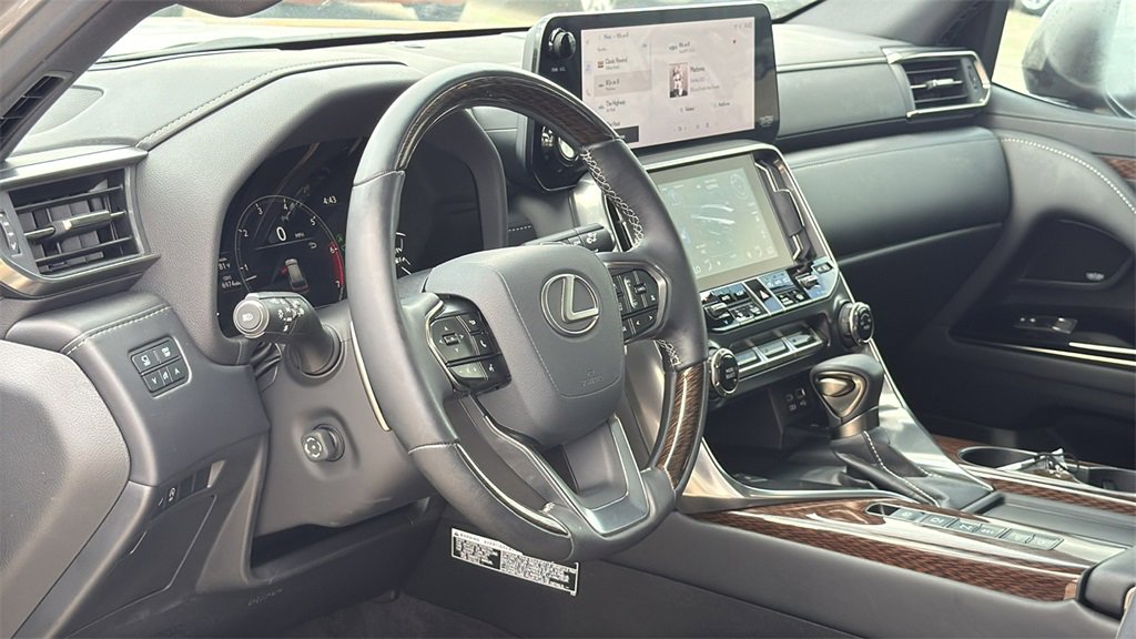 Used 2024 Lexus LX 600 4WD w/ Ultra Luxury Package image 9