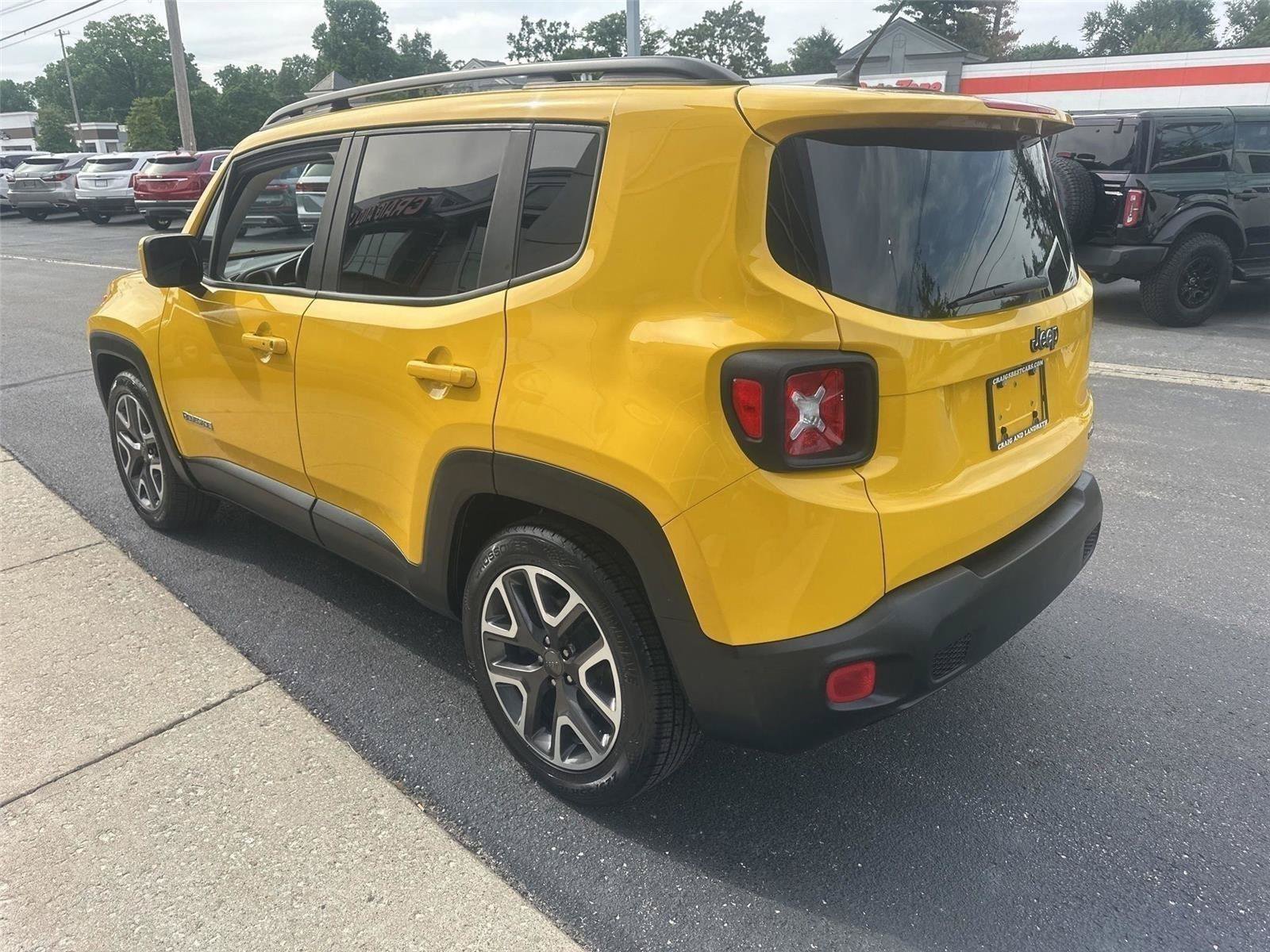 Used 2017 Jeep Renegade Latitude w/ Cold Weather Group FWD image 5