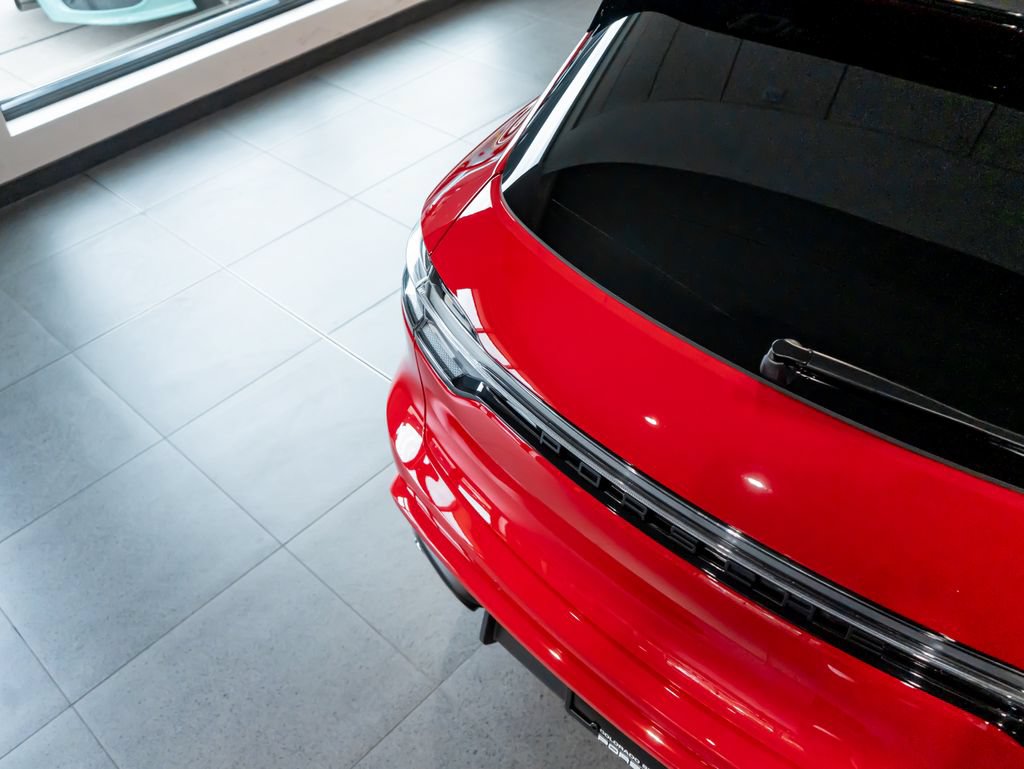 Certified 2025 Porsche Macan GTS AWD/4WD image 12