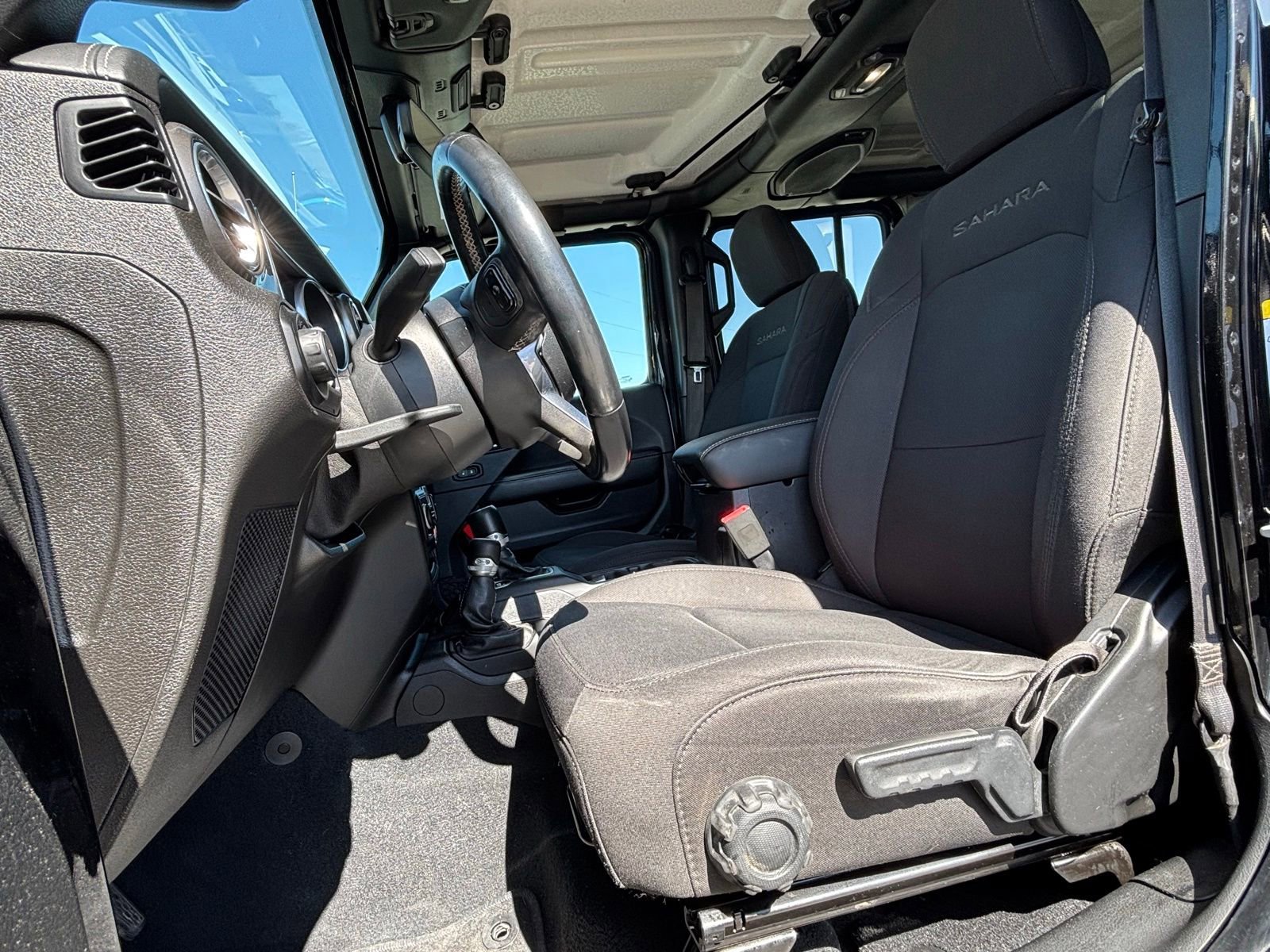 Used 2018 Jeep Wrangler Unlimited Sahara w/ Uconnect 4C Nav & Sound Group AWD/4WD image 11