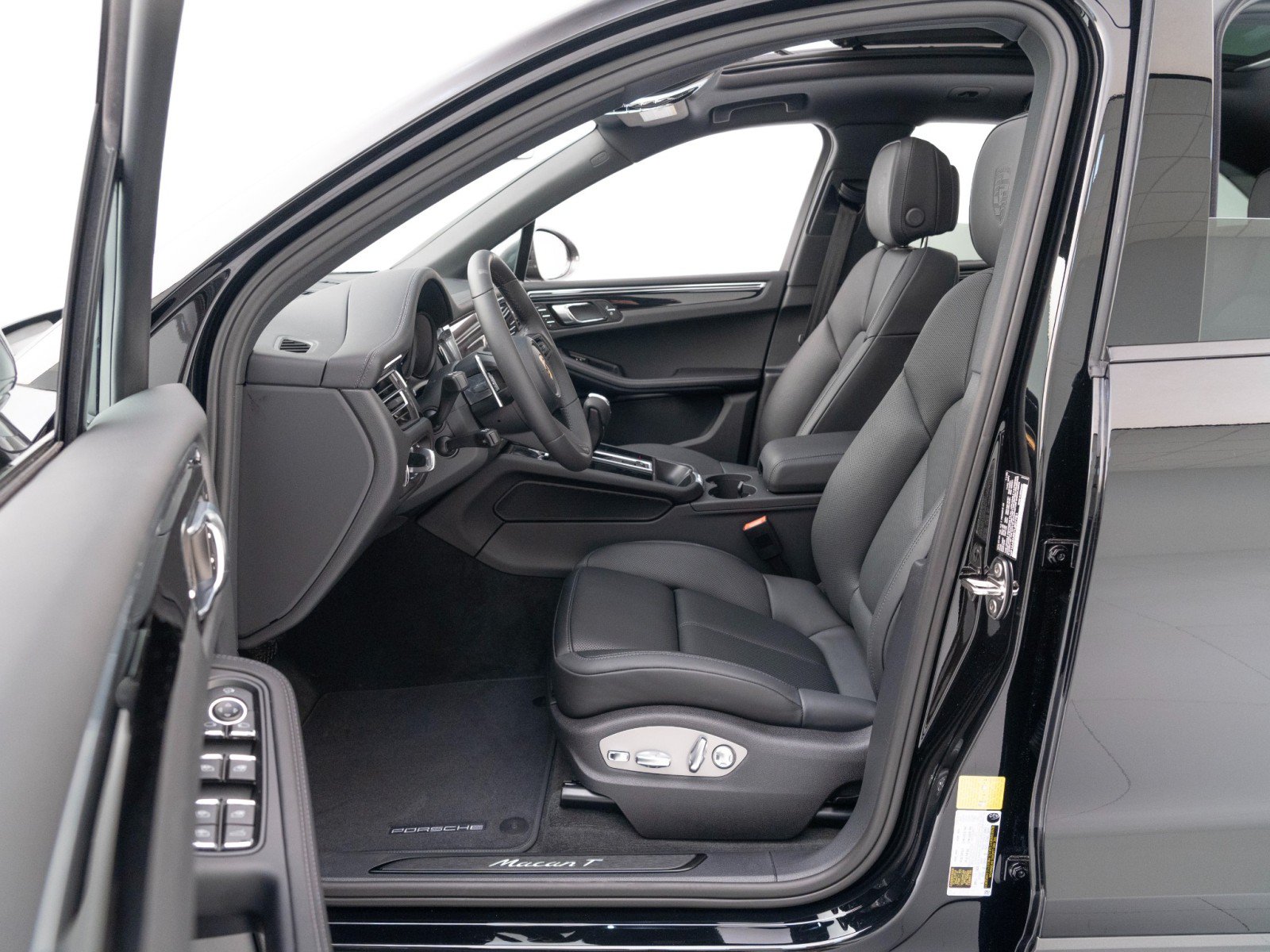 Certified 2026 Porsche Macan Turbo AWD/4WD image 18