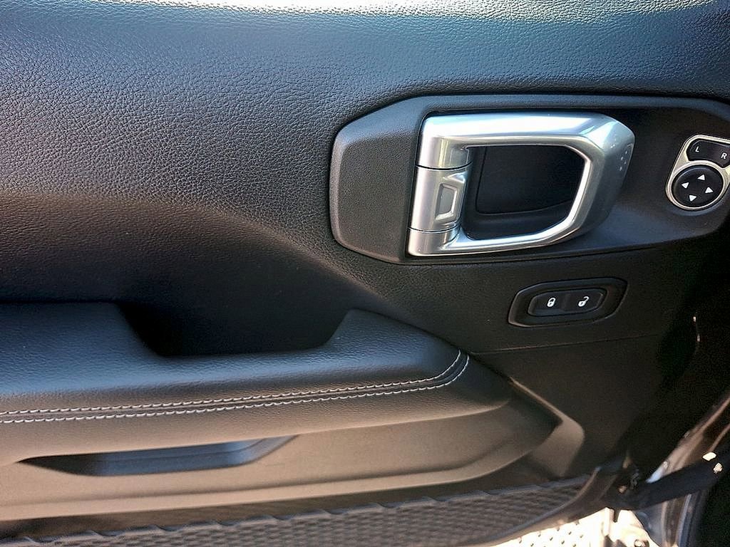 Used 2021 Jeep Gladiator Overland image 12