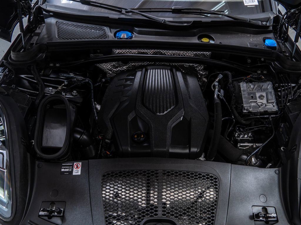 Used 2025 Porsche Macan image 33
