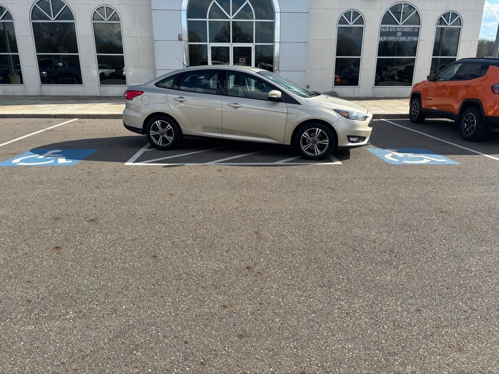 Used 2018 Ford Focus SE w/ SE Appearance Package image 2