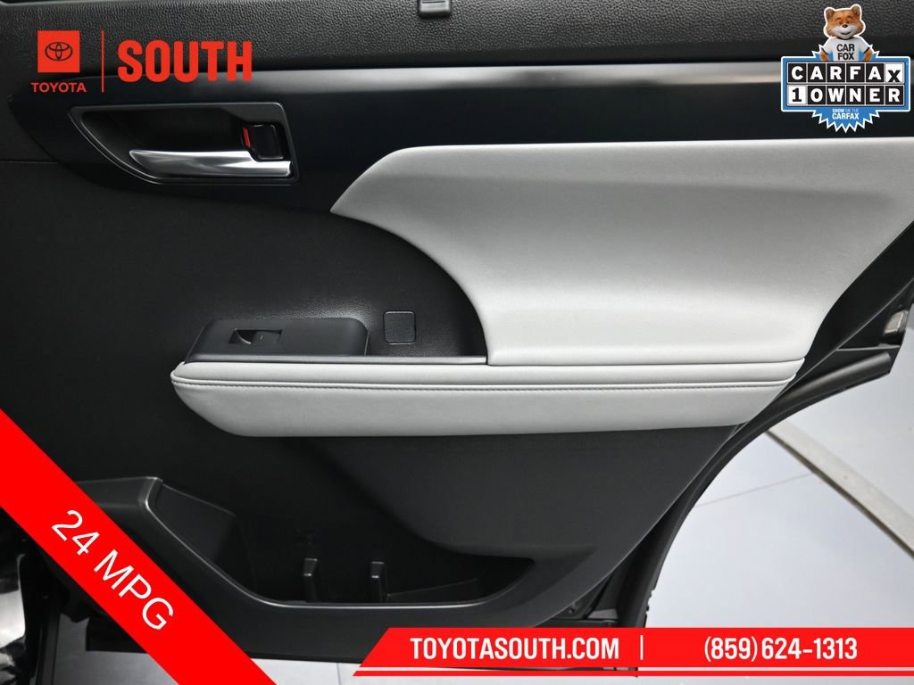 Used 2024 Toyota Highlander XLE AWD/4WD image 28