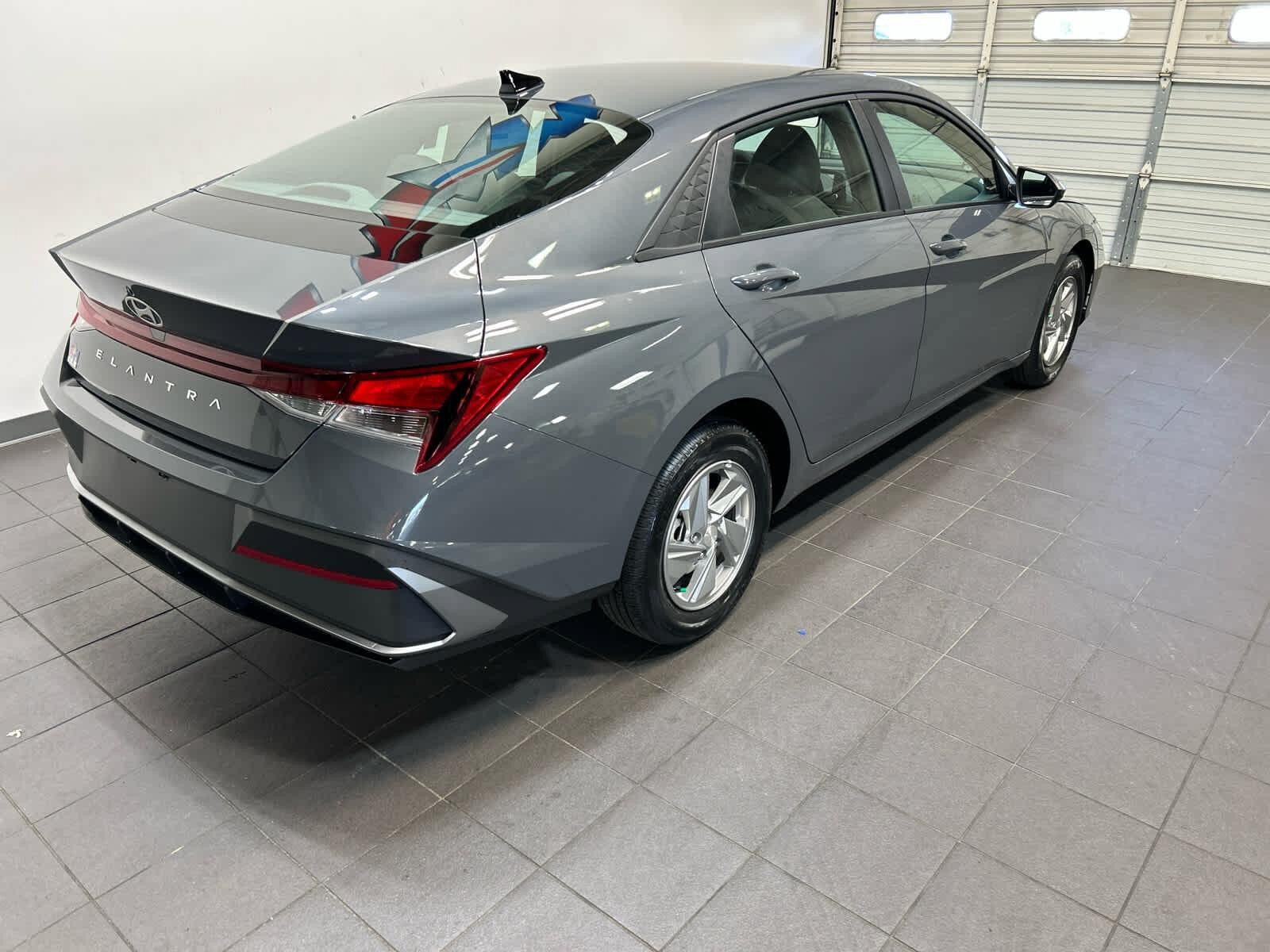 New 2026 Hyundai Elantra SE FWD image 3