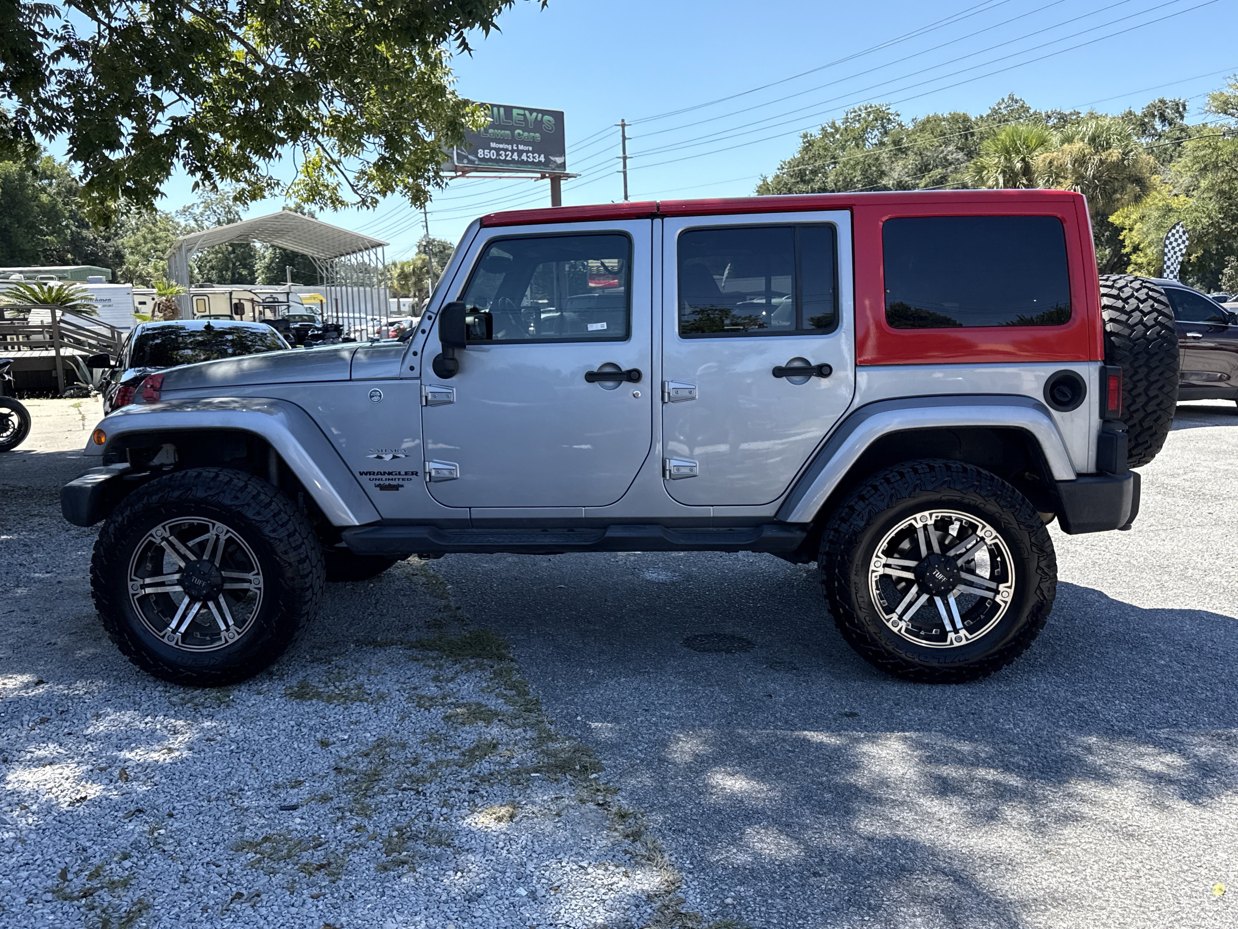 Used 2016 Jeep Wrangler Unlimited Sahara w/ Max Tow Package AWD/4WD image 2