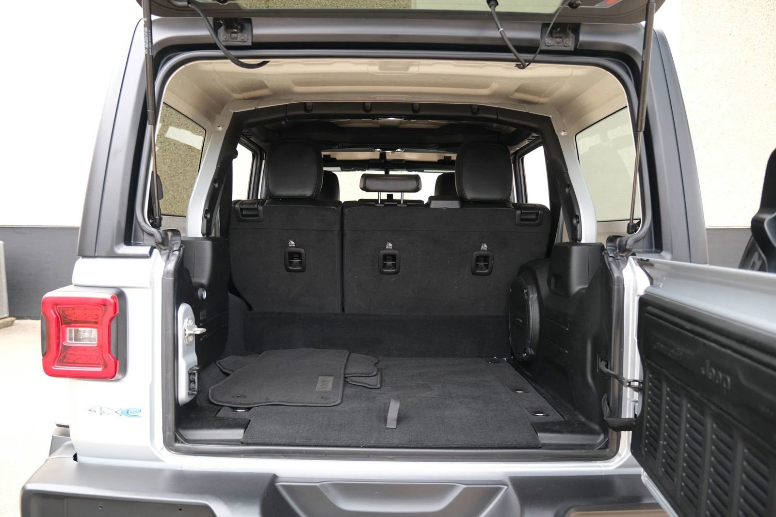 Used 2023 Jeep Wrangler Unlimited Sahara AWD/4WD image 26