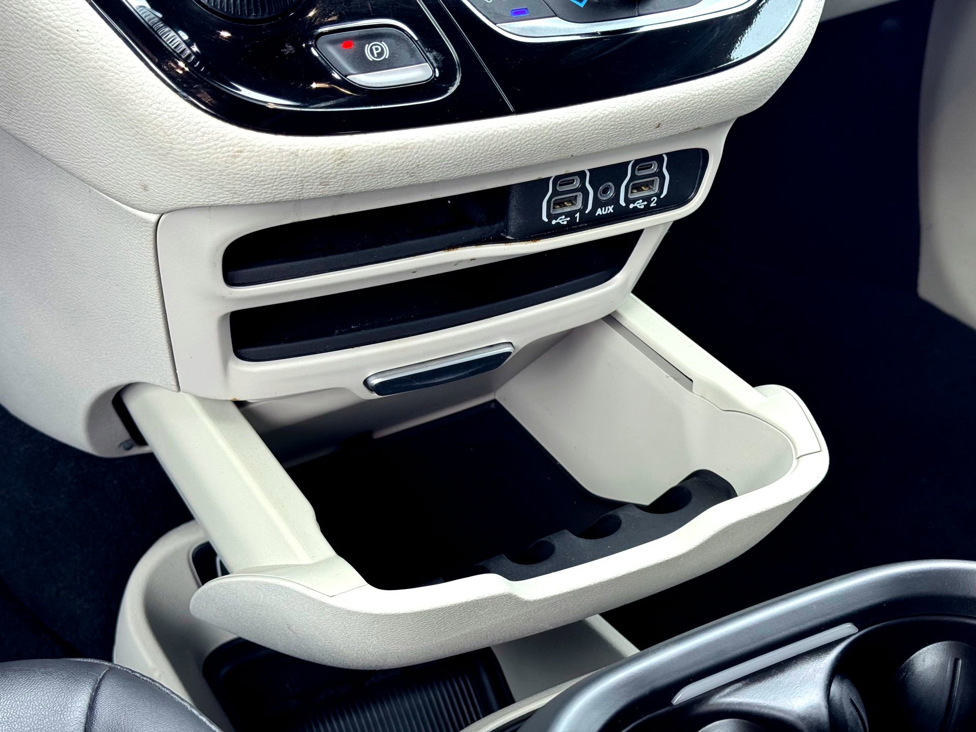 Used 2024 Chrysler Pacifica Select image 28