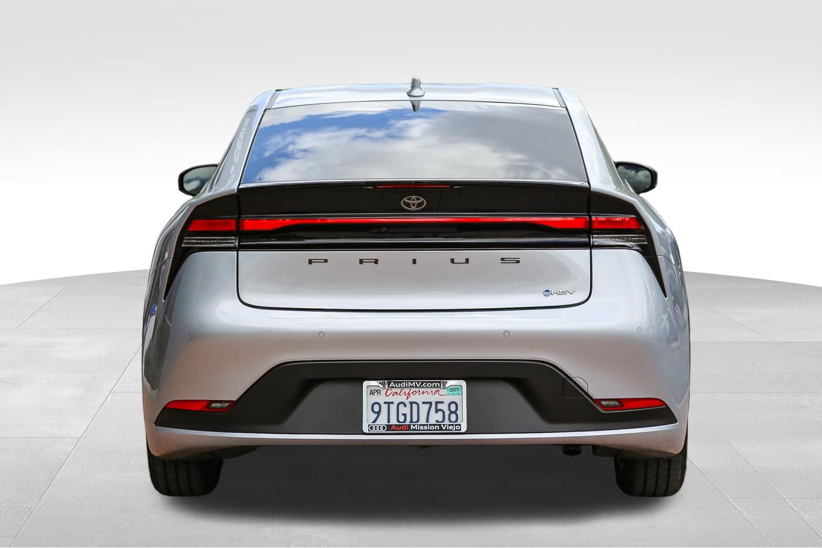 Used 2025 Toyota Prius LE FWD image 5