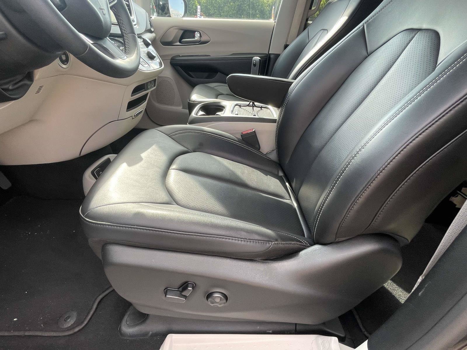 Used 2024 Chrysler Pacifica Touring-L FWD image 12