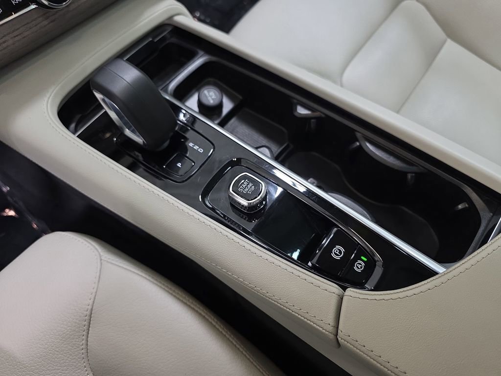 Used 2023 Volvo XC90 B6 Plus w/ Protection Package image 25