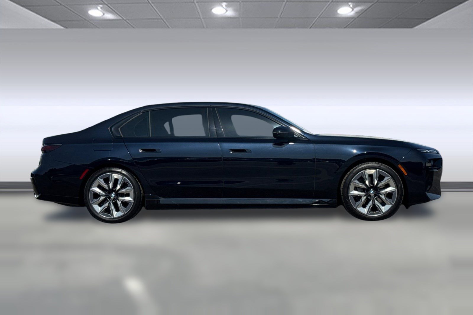 Used 2024 BMW i7 xDrive60 w/ Premium Package 2 AWD/4WD image 7