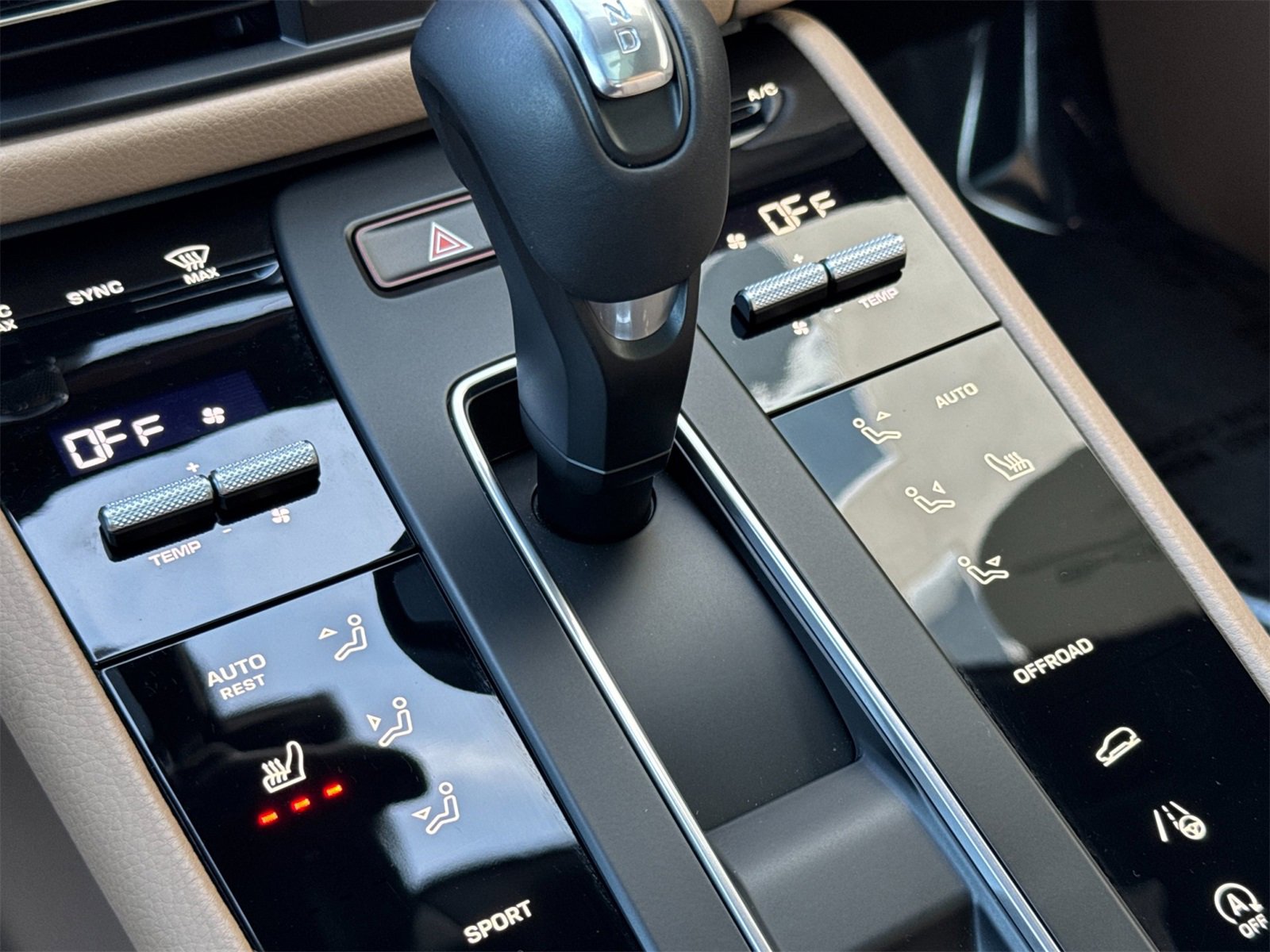 Used 2025 Porsche Macan image 24