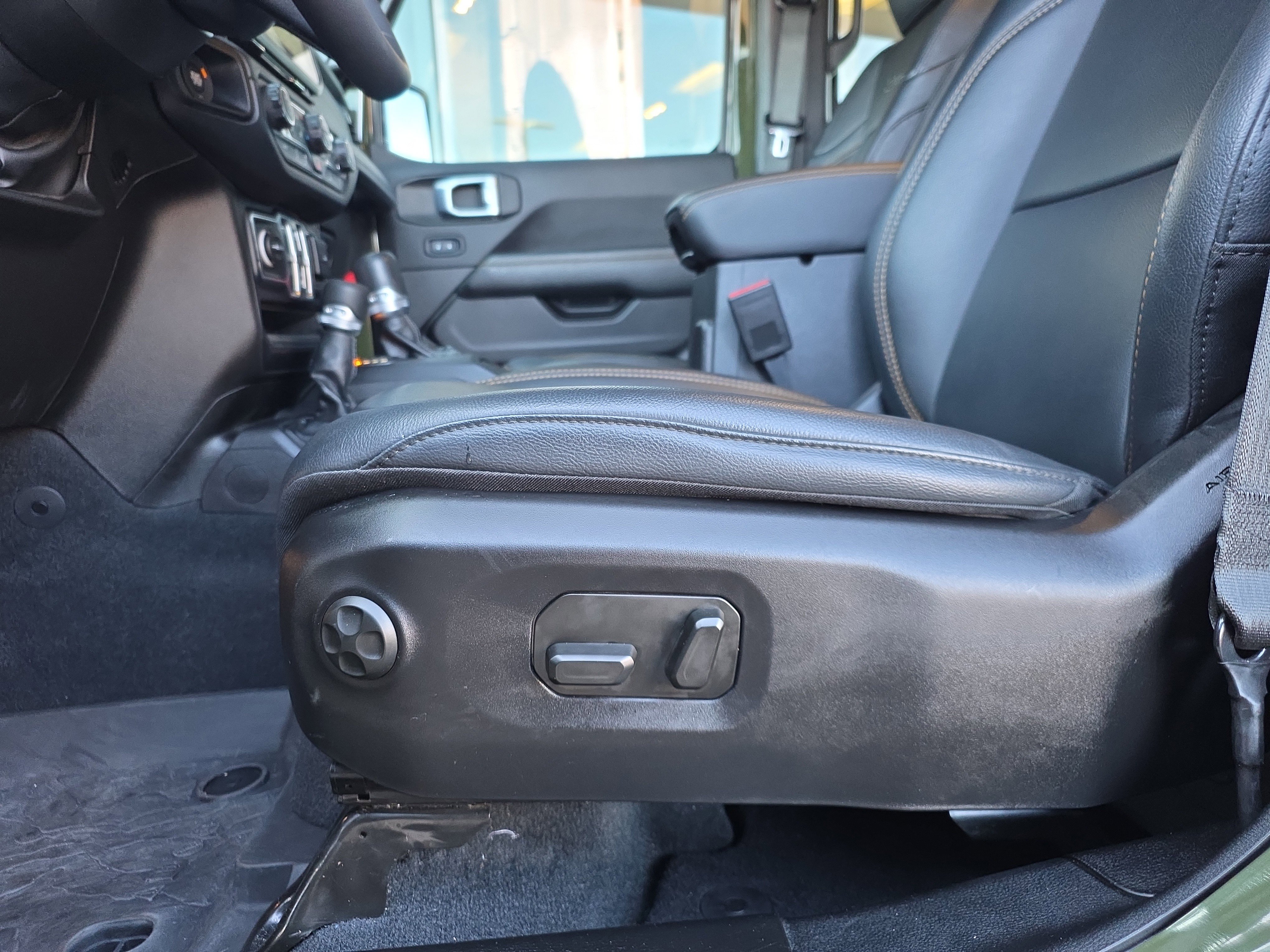 Used 2024 Jeep Wrangler Sahara w/ Technology Group image 14