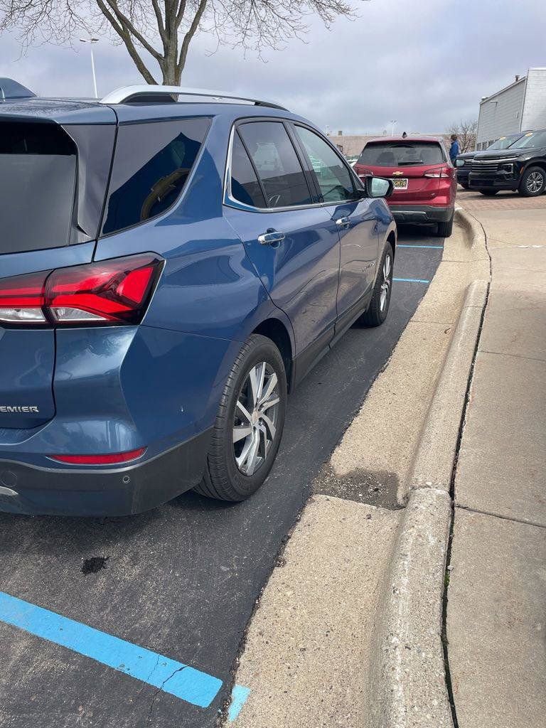Used 2024 Chevrolet Equinox Premier AWD/4WD image 3